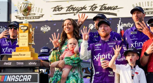 Visit Tyler Reddick ganó la Goodyear 400 en Darlington, su 4ta. victoria de la Cup Series 2026 page