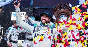 Chase Elliott's No. 9 Chevrolet makes its Turn 1 entry at Martinsville Speedway