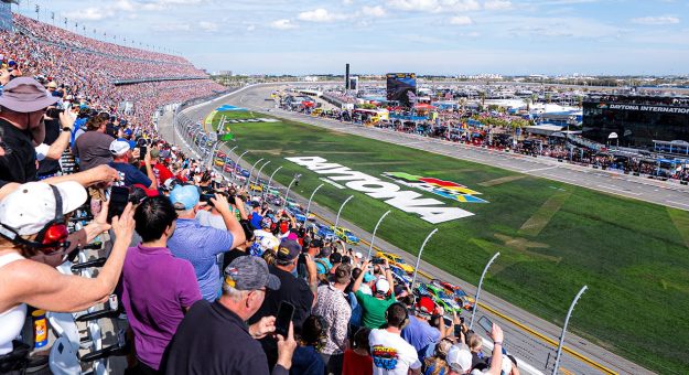 Visit Vota por la Daytona 500 como la mejor carrera de automovilismo de USA Today page