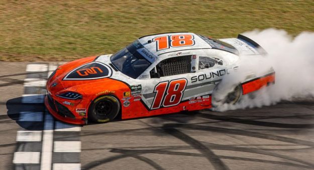 Visit Las mejores fotos del fin de semana NASCAR 2026 en el Rockingham Speedway page