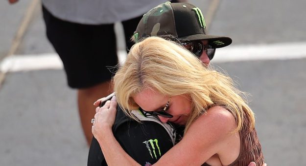 Visit La emoción de las celebraciones por la victoria de Ty Gibbs en el Bristol Motor Speedway page