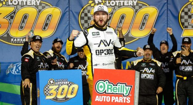 Visit Taylor Gray ganó la Kansas Lottery 300 de la O´Reilly Auto Parts Series en Kansas page