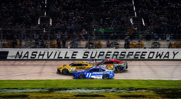 Visit Denny Hamlin ganó la Cracker Barrel 400 en el Nashville Superspeedway page