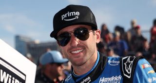 Elliott credits No. 9 team chemistry for early wins
