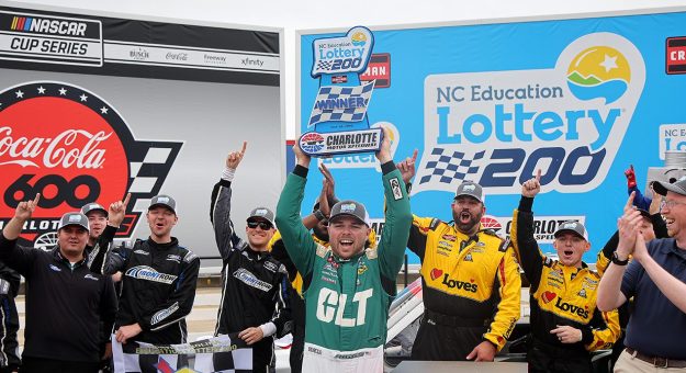Visit Layne Riggs ganó la North Carolina Education Lottery 200 de la Truck Series en Charlotte page