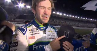 Suárez wins Coca-Cola 600, salutes Kyle Busch