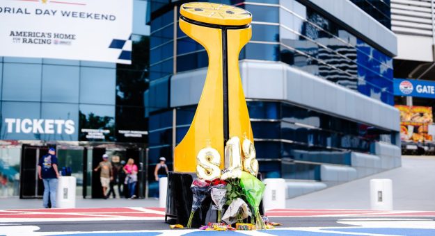 Visit Pilotos y fans de la NASCAR se apoyan mutuamente tras la pérdida de Kyle Busch page