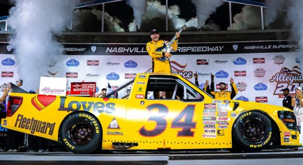 Visit Layne Riggs ganó la Allegiance 200 de la Craftsman Truck Series 2026 en Nashville page