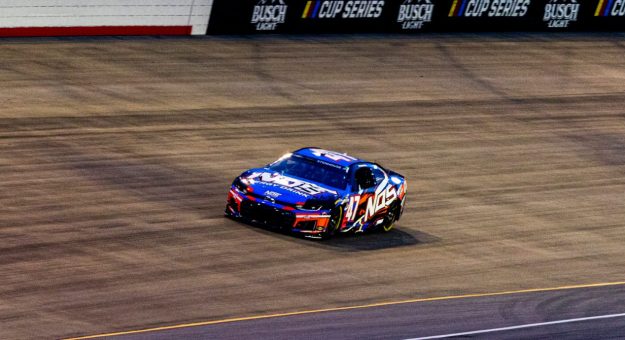 Visit 3 Up, 3 Down: Pilotos en direcciones opuestas de Nashville a Michigan page