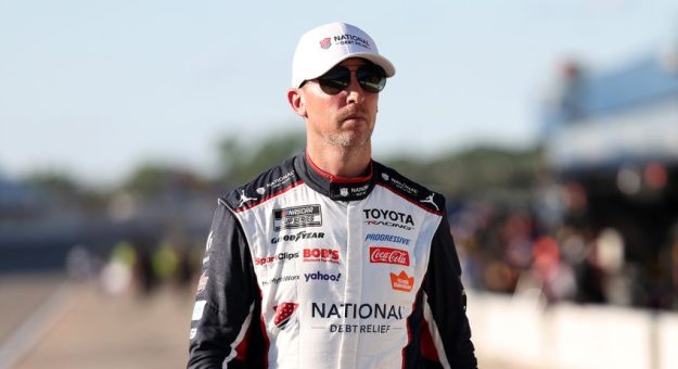 Visit Denny Hamlin ganó la Pole Position para la FireKeepers Casino 400 en Michigan page