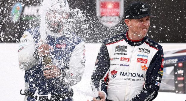 Visit Análisis: Denny Hamlin sigue desafiando pronósticos en la Cup Series 2026 page