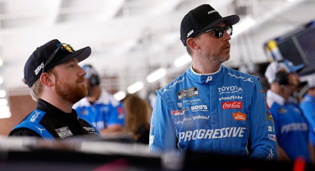 Visit Denny Hamlin va por su 3ra. victoria consecutiva del 2026, ahora en el Pocono Raceway page