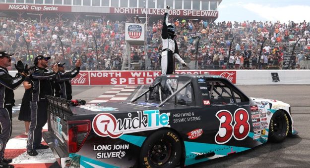 Visit Chandler Smith ganó la FaithFest 250 de la Truck Series en el North Wilkesboro Speedway page