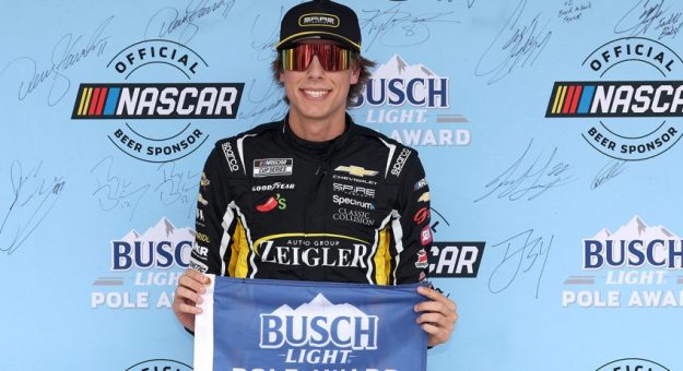 Visit Carson Hocevar ganó la Pole Position para la Brickyard 400 en el Indianapolis Motor Speedway page