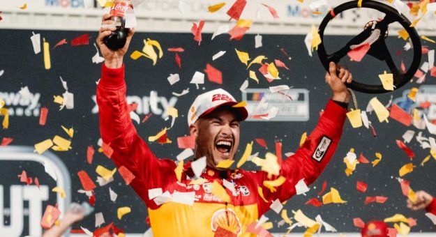 Visit Joey Logano ganó la Cook Out 400 de la NASCAR Cup Series 2026 en Raceway page