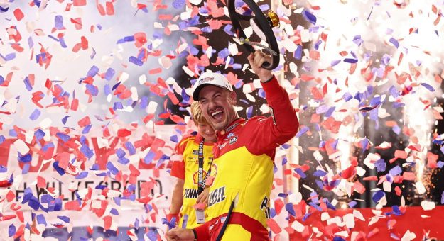 Visit ¿Joey Logano pasó de la cuerda floja a candidato al  título (otra vez)? page