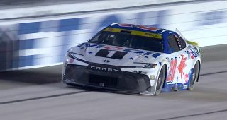 Bell pounces late to open Chase with win