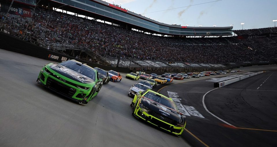 Kyle Larson y Denny Hamlin llevan la batalla de The Chase a Bristol