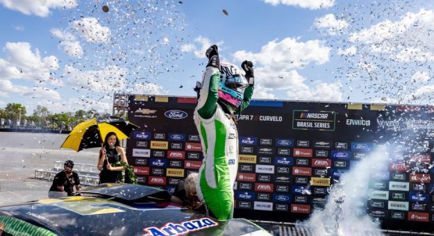 Tatiana Calderón, primera mujer con una victoria en la NASCAR Brasil