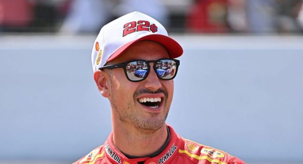 Visit Joey Logano arrancará P1 en la Hollywood Casino 400 de The Chase 2026 en el Kansas Speedway page