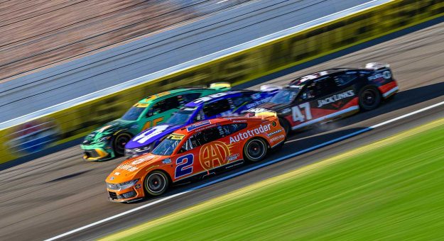 Visit Team Penske se mantiene en carrera con sus 3 autos en el Top 10 en Las Vegas page