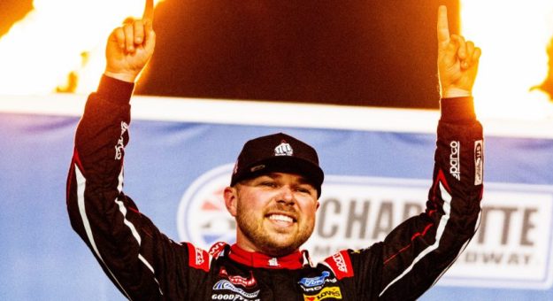 Visit Layne Riggs ganó la Ecosave 200 de la Truck Series 2026 en Charlotte page