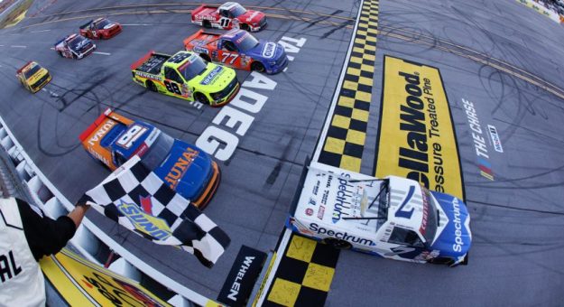 Visit Sammy Smith ganó la Love’s RV Stop 225 de The Chase Truck Series 2026 en Talladega page