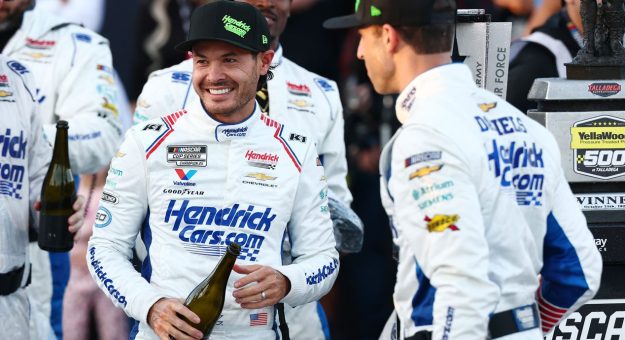 Visit Kyle Larson dejó a la competencia en silencio tras dramática victoria en Talladega page