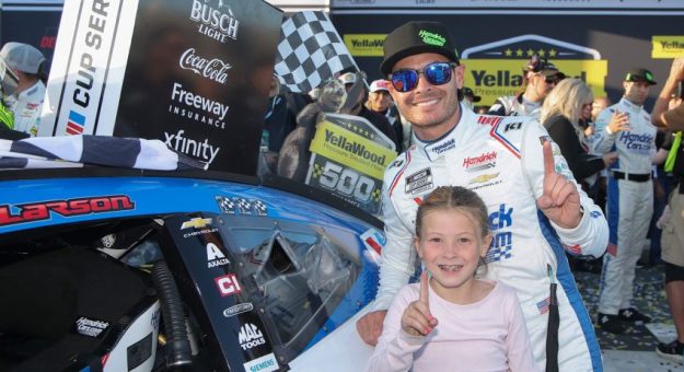 Visit Kyle Larson ganó la YellaWood 500 de The Chase Cup Series 2026 en Talladega page